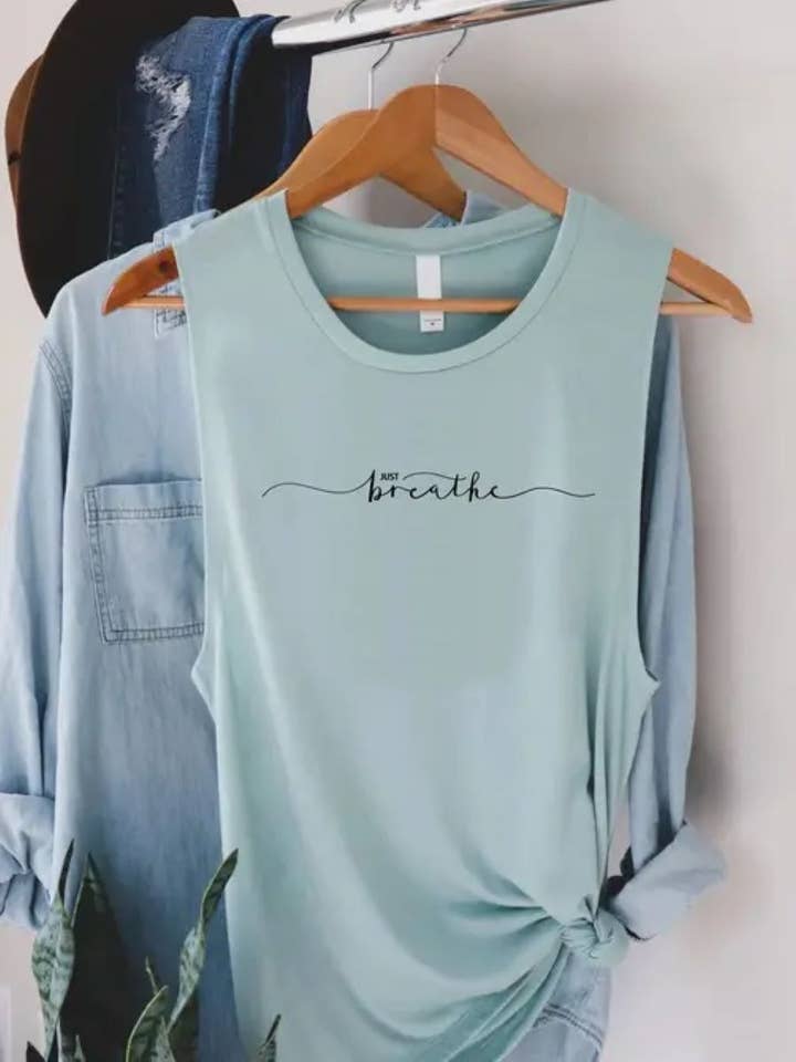 Débardeur décontracté pour femme avec typographie "Just Breathe" pour la vente par PINK NABI