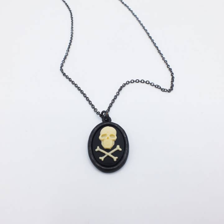 Liten Ivory Pirate Skalle & Cross Bones Cameo Halsband för wholesale av Fizz
