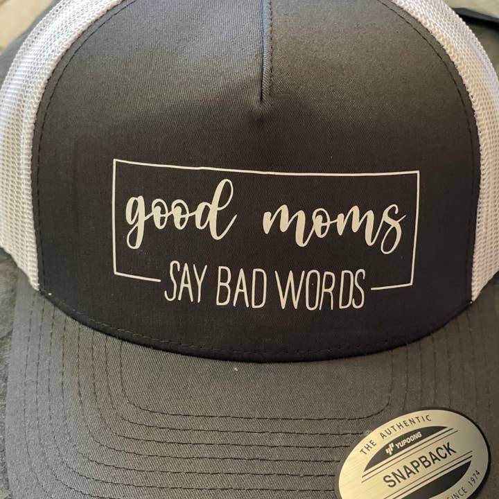 SnapBack-Hut „Gute Mütter sagen schlechte Worte“ für den Großhandel von InsensitiviTees