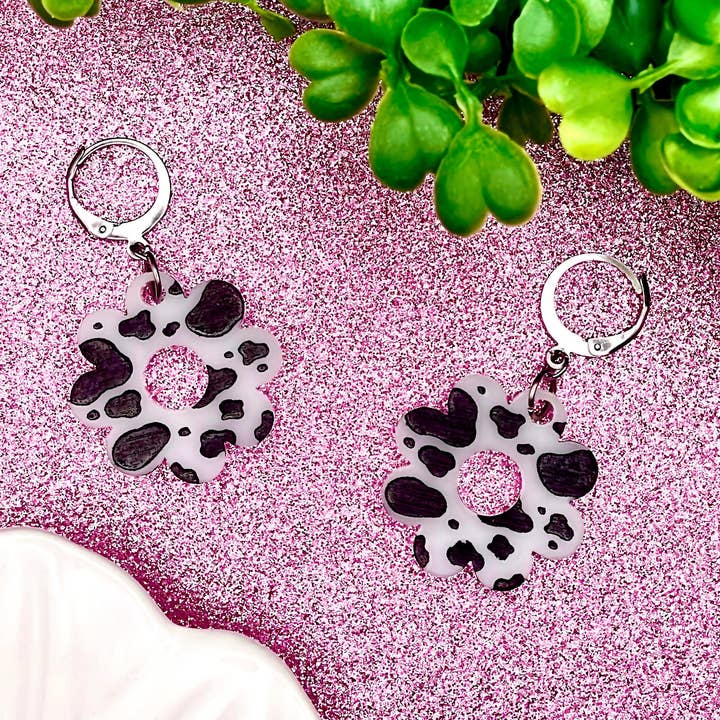 Milky White Cow Print Flower Leverback örhängen återvunna för wholesale av Banana Planet Co.