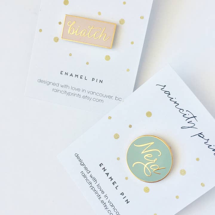 Raincity Prints – wholesale Nål och knapp för kavajslag – Biatch - Emalj Pin