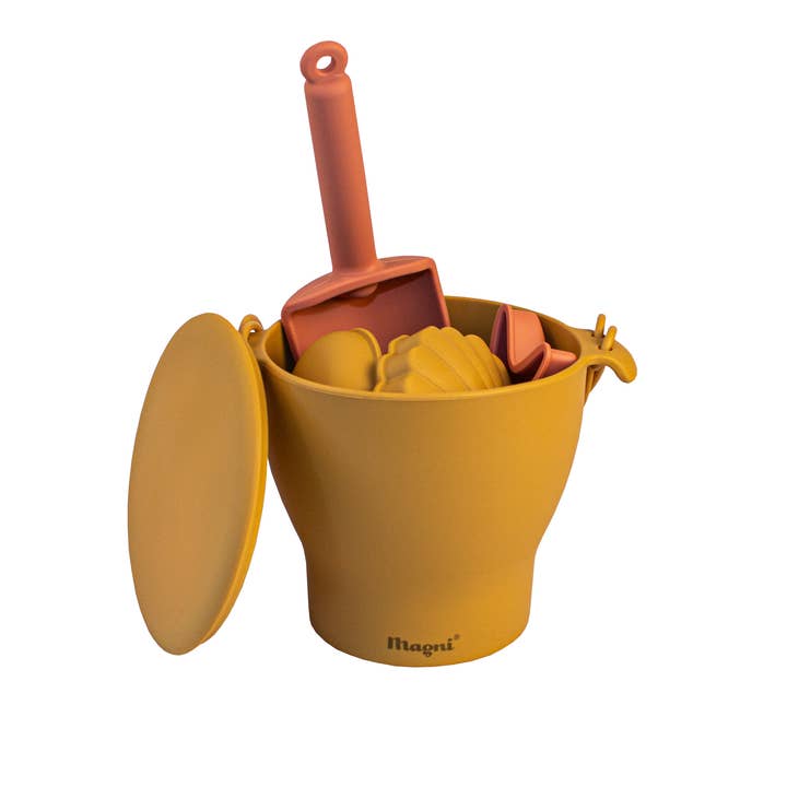 Magni ApS – wholesale Beach/pool toy – Child & baby – Beach set in silicone, honey yellow, 12 items1