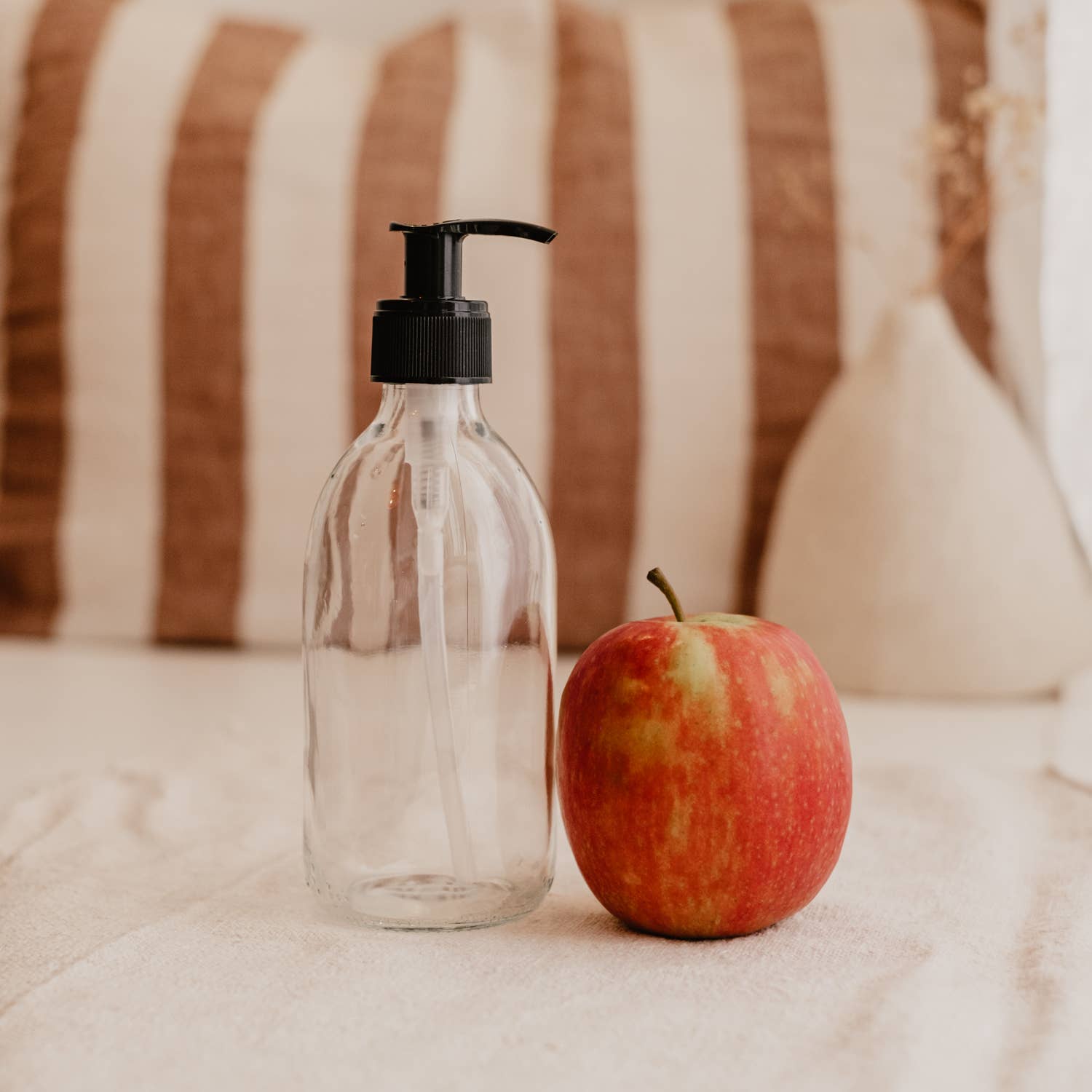 Little Pots - Wholesale Soap Dispenser - Recycled white glass striated black soap dispenser bottle5