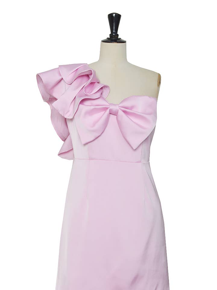 Korte satijnen jurk met asymmetrische halslijn en elegante strik voor wholesale door ELLI WHITE