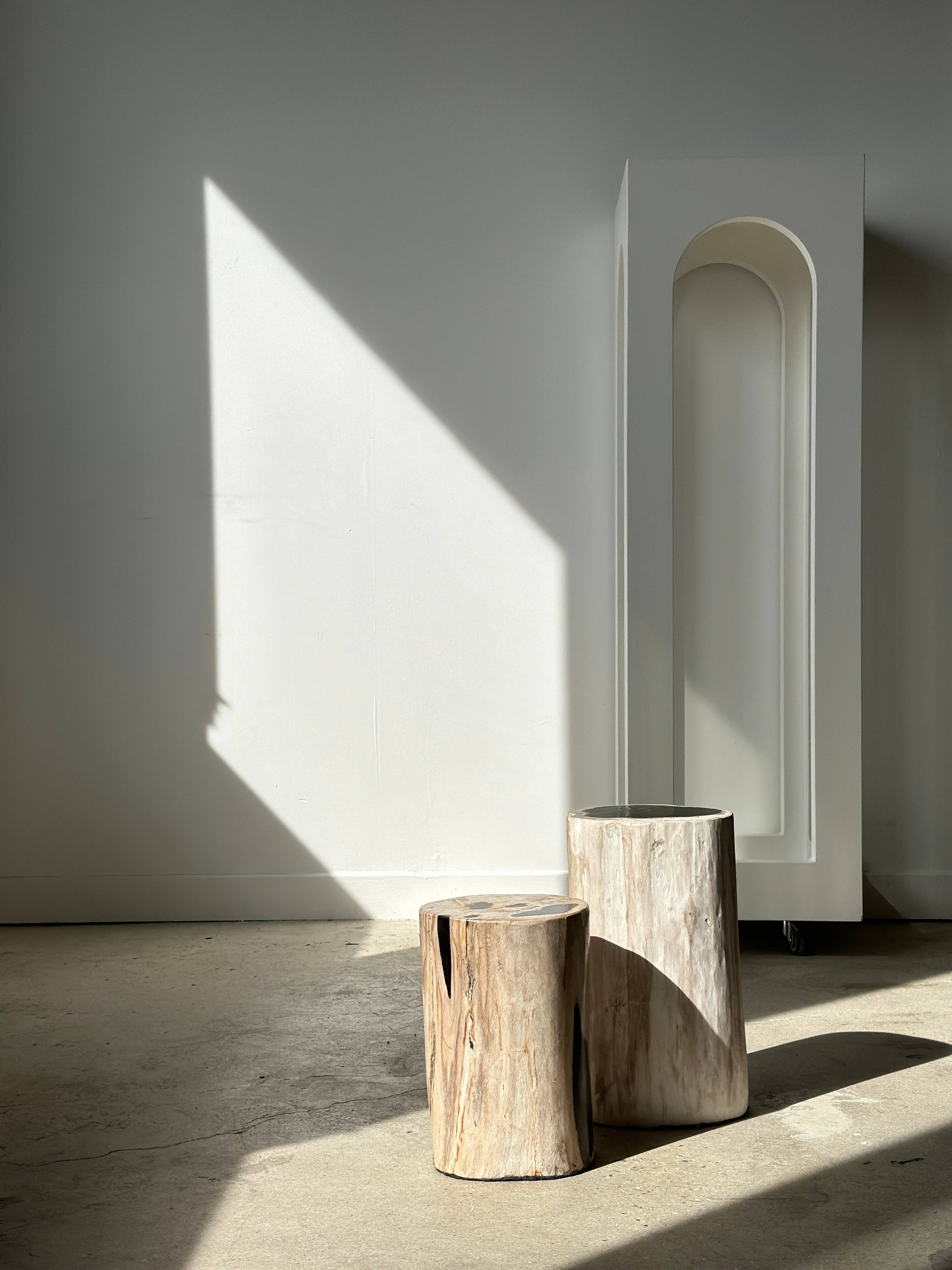 Office Objets - Wholesale Side Table - White petrified wood side table with black spots H:27.5 D:1867