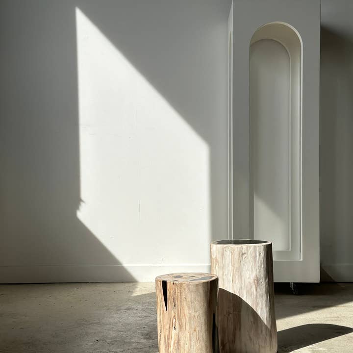 Office Objets - Wholesale Side Table - White petrified wood side table with black spots H:27.5 D:1867