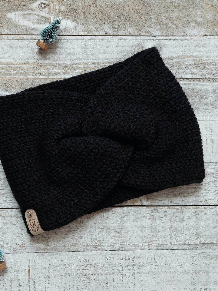 Schwarzes Strickstirnband mit Twist-Effekt für Damen — Ohrwärmer aus Strick für den Großhandel von StoryKnits