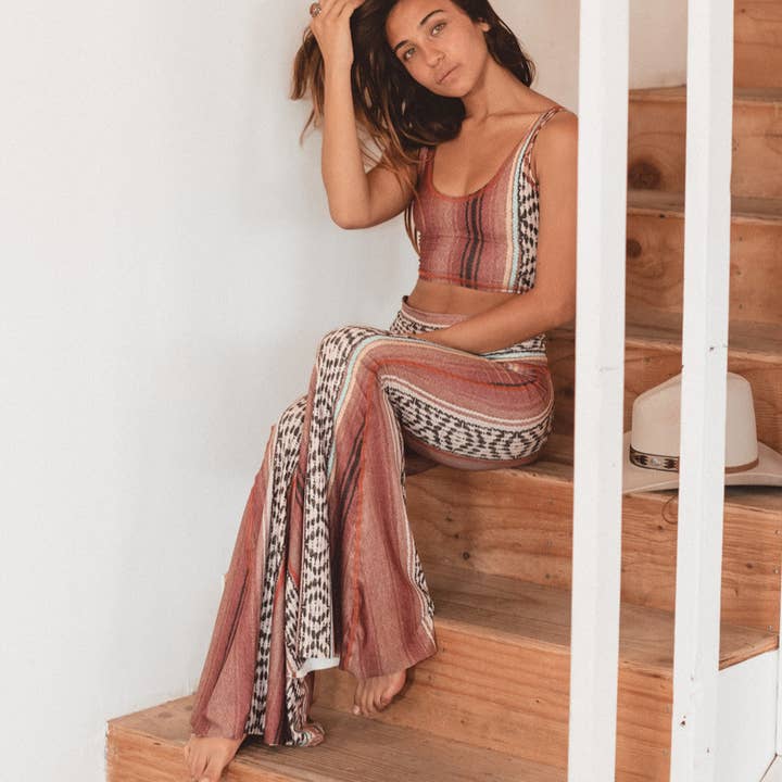 Gränsstäder Röda Långa Utsvängda Byxor för wholesale av Teeki Boutique + WithLove USA Made ~ Wholesale