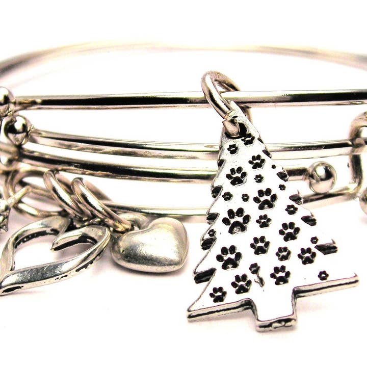 Bracelet jonc empreintes de pattes sur un arbre de Noël pour la vente par Chubby Chico Charms