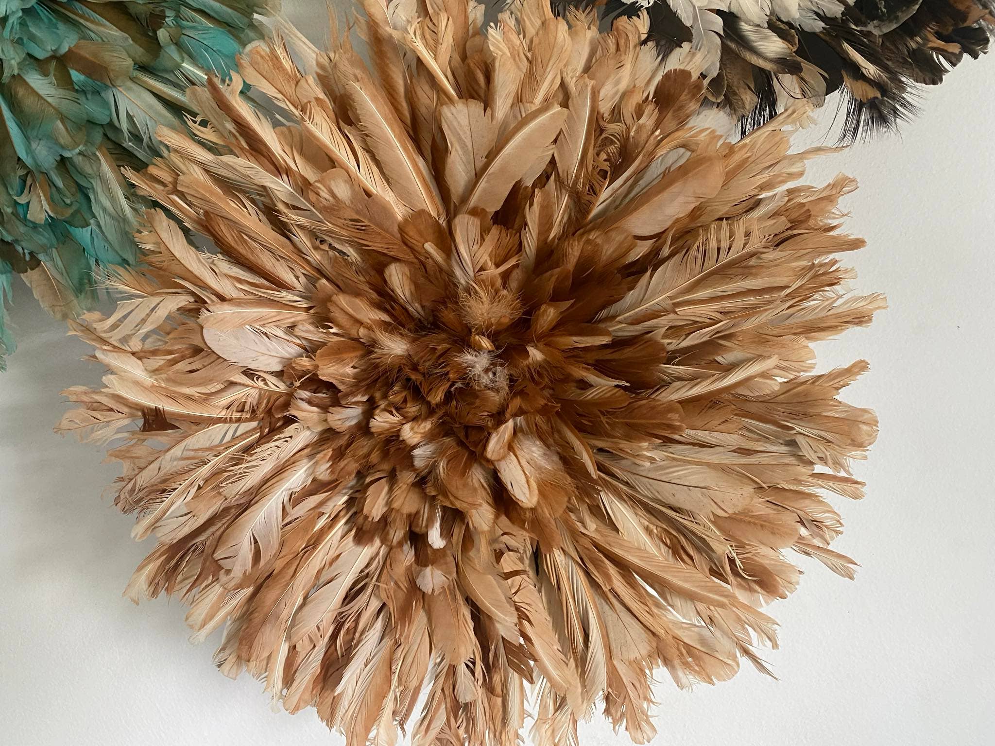 Juju hat world - Venta al por mayor Papel pintado 3D - Conjunto de tres sombreros juju. Decoración de plumas beige, verde petróleo y blancas.8