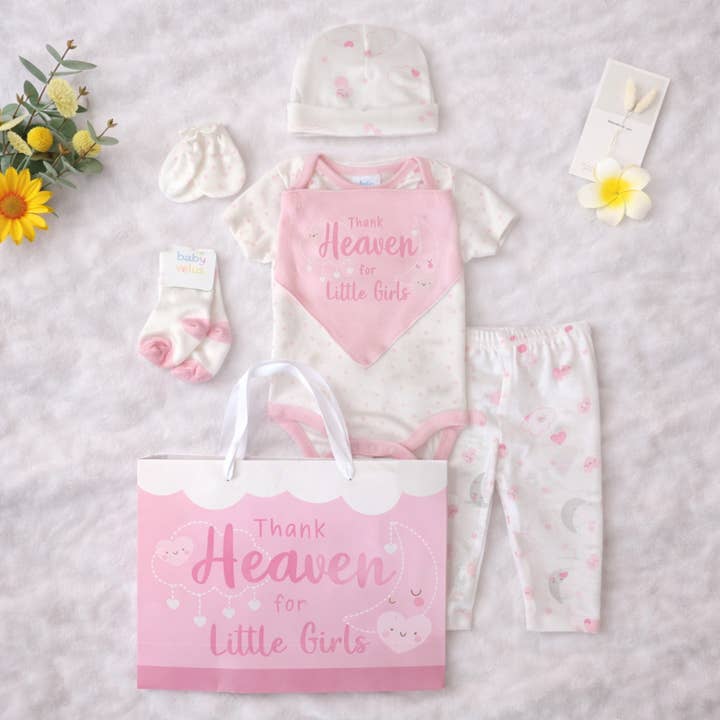 8-tlg. Hängendes Baby-Geschenkset Body Leggings Lätzchen Fäustlinge Mütze für den Großhandel von Lollipop Dreams