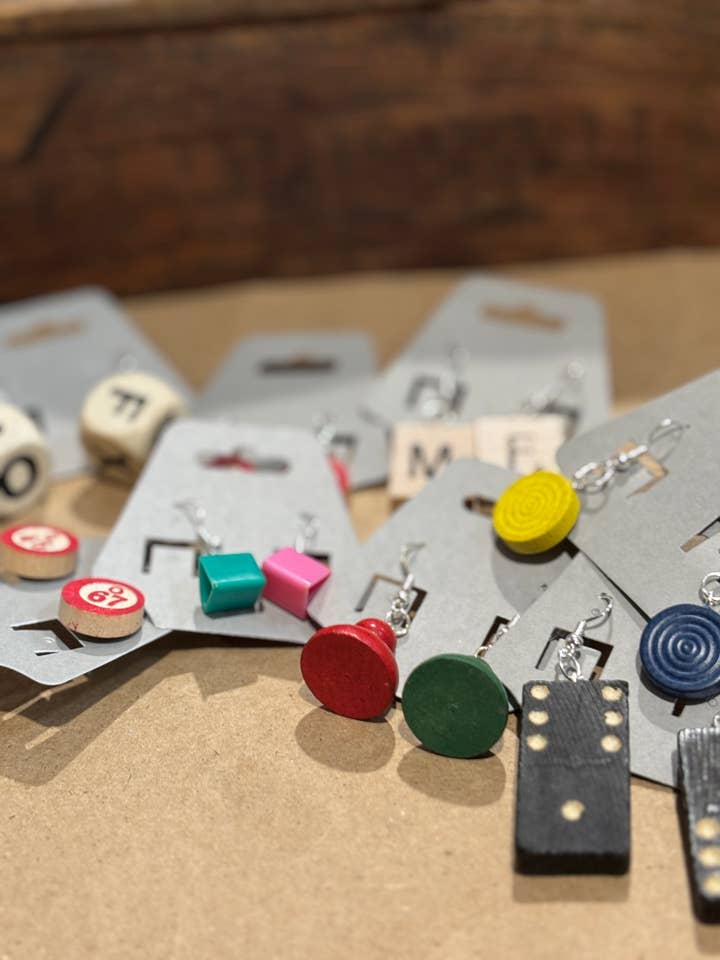 Ohrringe aus Vintage-Spielsteinen für den Großhandel von Izzys Clean Living