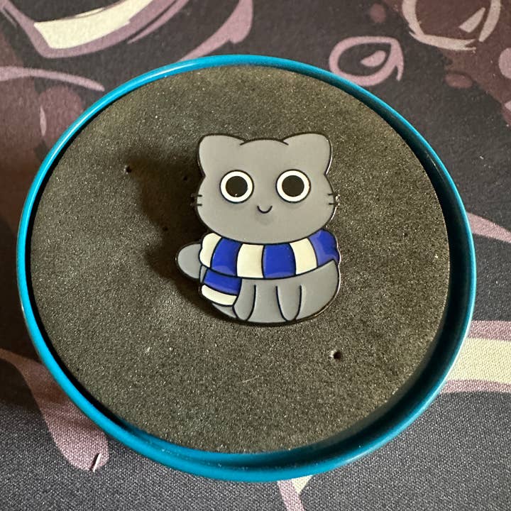 Scribble & Scroll – Großhandel Anstecker/Button – Ravenclaw-Katzenstecker, emailliert, Harry Potter, blauer Schal