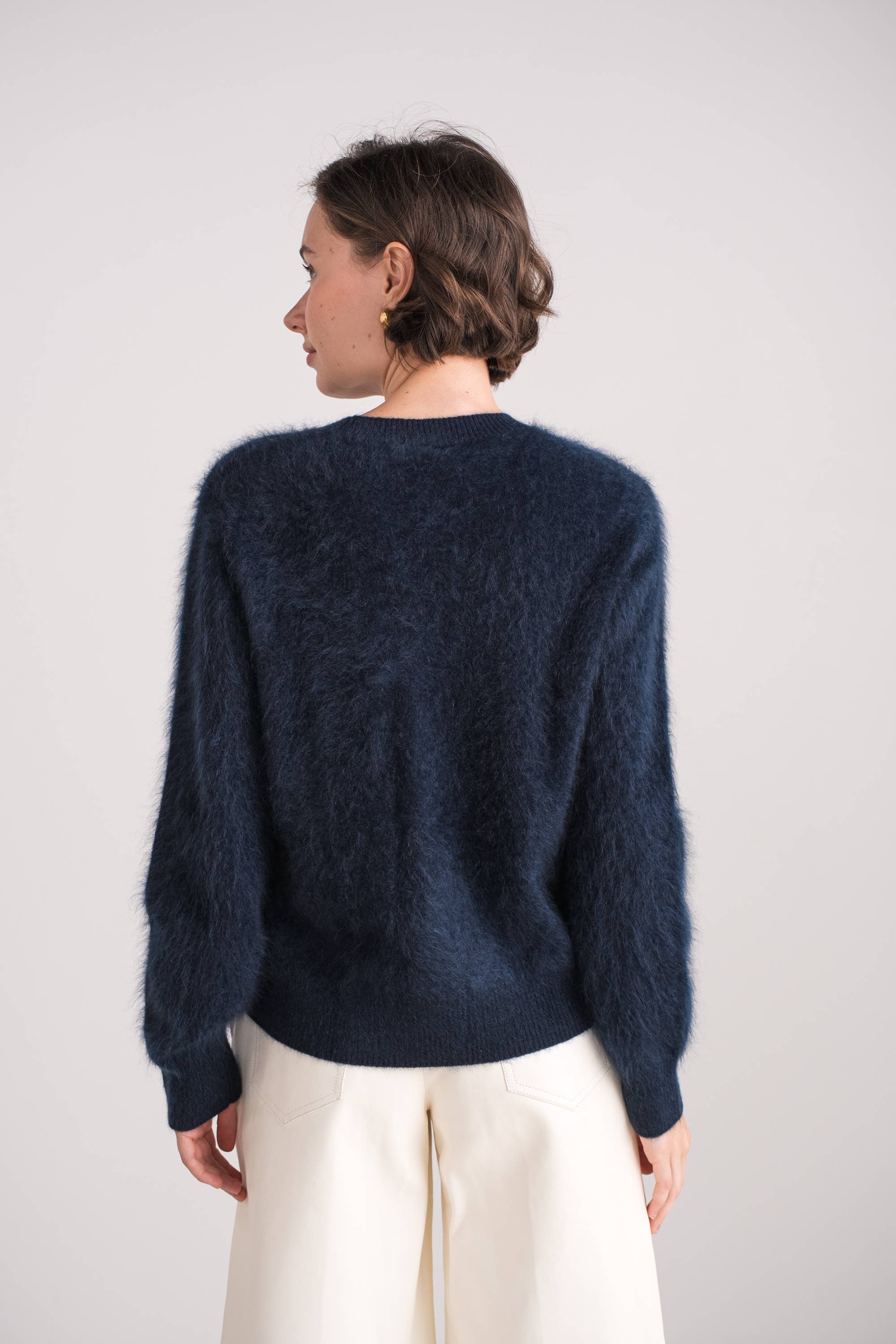 jw.atelier – wholesale Knitted jumper – Women′s – 100% brushed cashmere crew neck sweater3