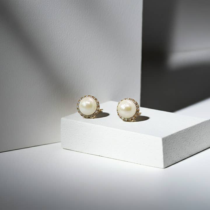 Boucles d'oreilles en perles véritables des mers du Sud blanches de 7,00 mm avec veste en diamant en or 14K pour la vente par Triple C Diamonds