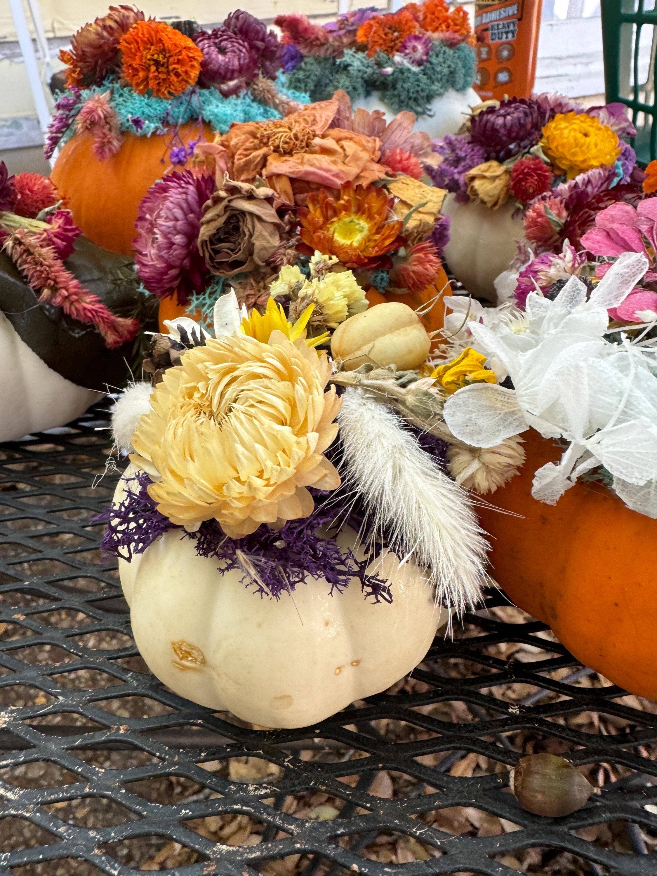 Remedy Designs - Vente Fleurs artificielles - Citrouille de fleurs séchées avec de vraies fleurs sur citrouille pour décoration florale de table d'automne.6