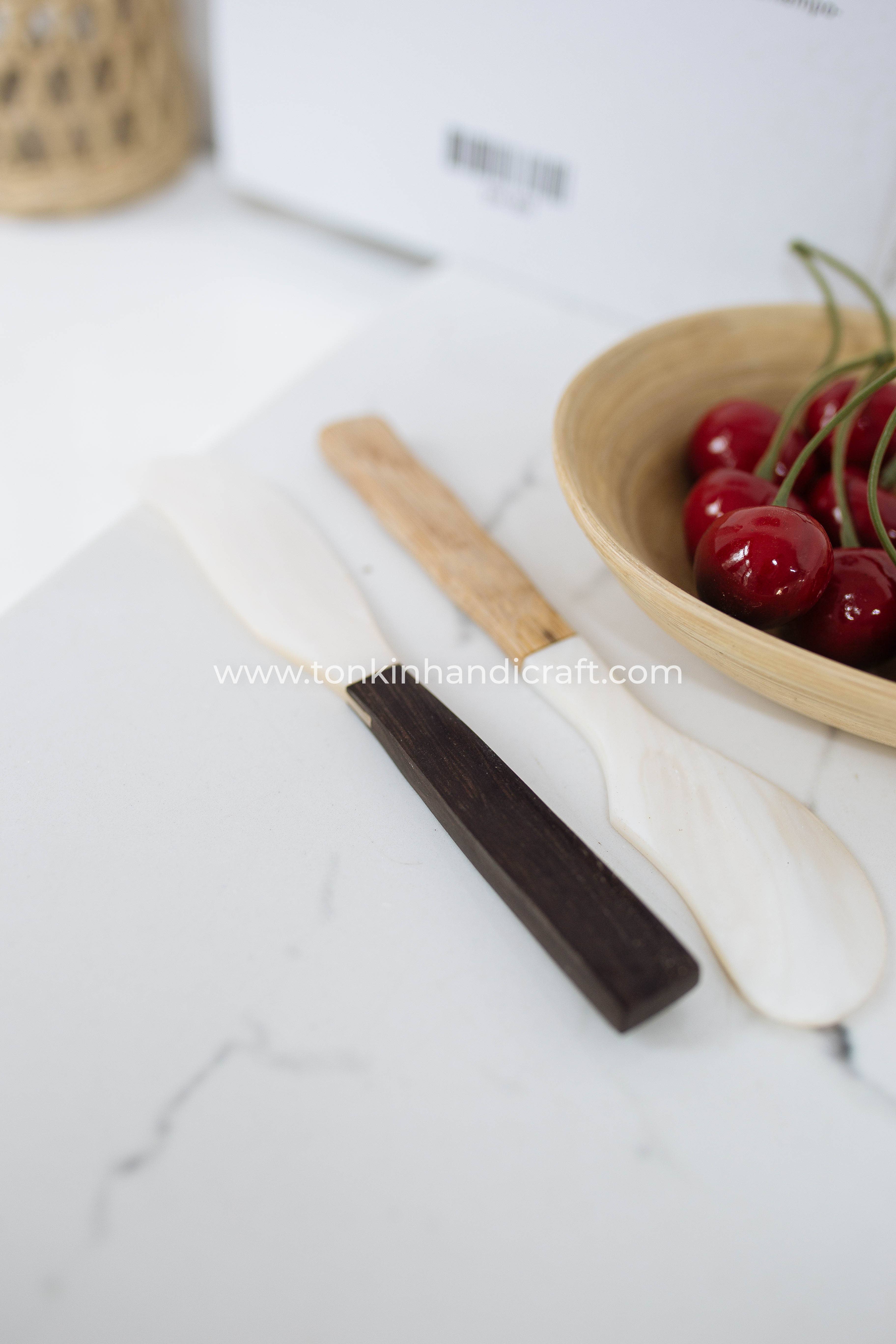 Tonkin Handicraft – Großhandel Käsemesser – Muschelstreuer mit schwarzem Holzgriff1