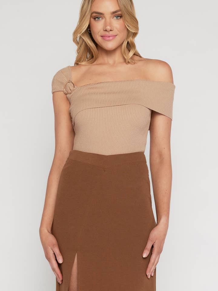 Top de punto con escote asimétrico y hebilla dorada para venta al por mayor de Style State Wholesale