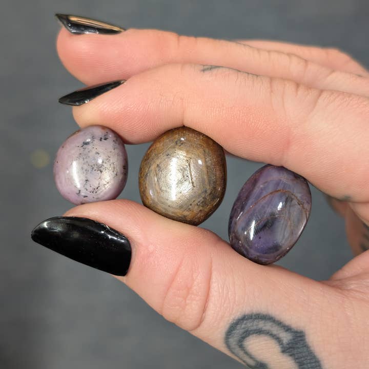 Cabochons en étoile rubis polis pour la vente par The Crystal Tabby