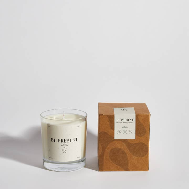 Bougie en pot parfumée "Be Present" pour la vente par Boujie