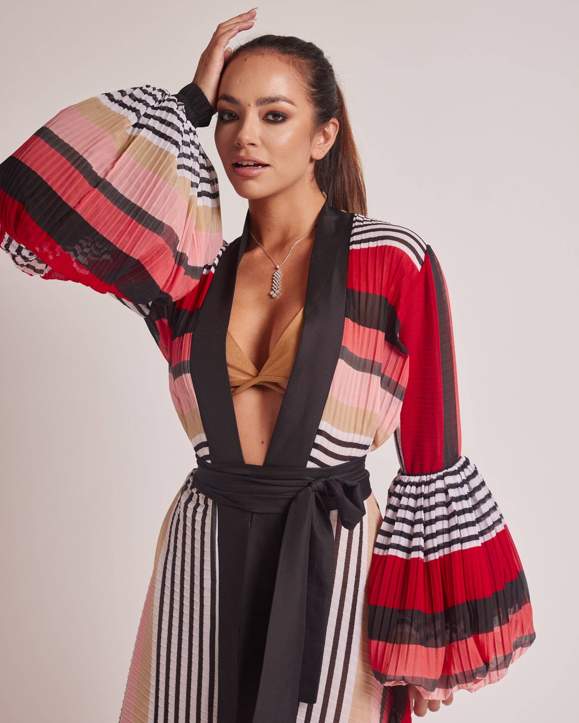 Rojo con estampado de líneas geométricas Kimono rojo con estampado de líneas geométricas de venta al por mayor en Faire4