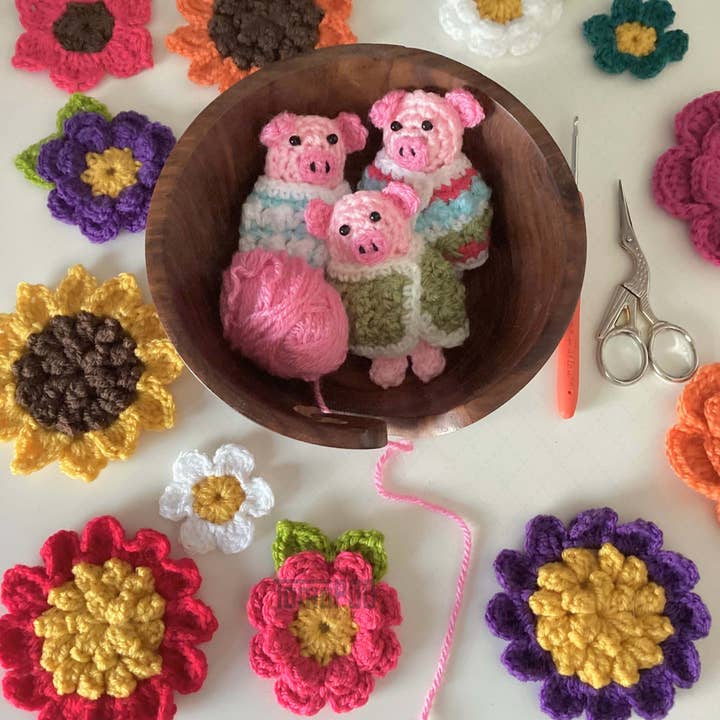 TOMOPOD LLC – wholesale Ornament set – Crochet Pig in a Blanket, Christmas Tree Decor, Door Hanger