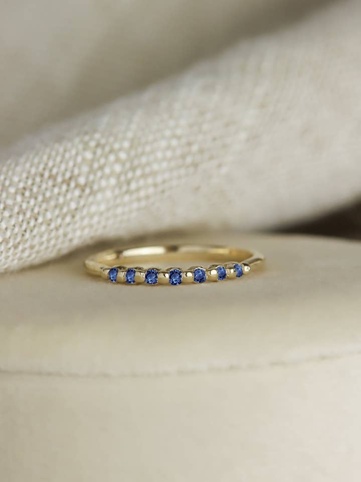 Massivt guld tidlös blå safirring för wholesale av Lacee Alexandra Jewelry