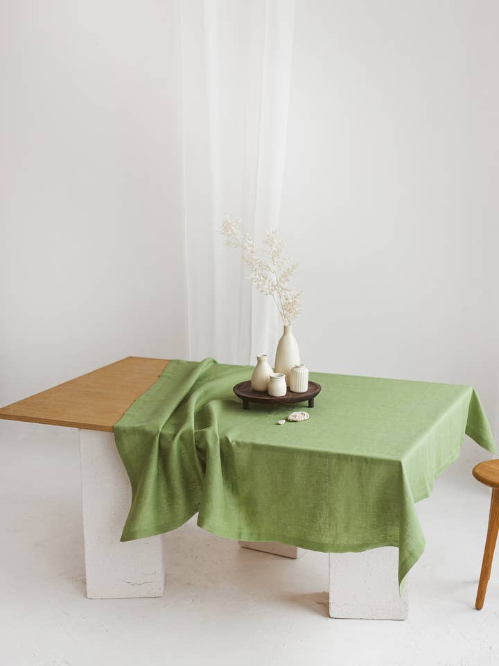Linneduk med Mitered Corners • GRÖN 142x142cm för wholesale av Sava Seasons