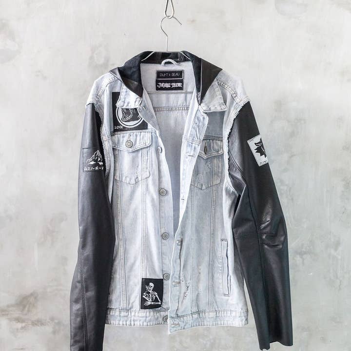 Spijkerjack met zwarte leren mouwen en capuchon voor wholesale door JUNGLE TRIBE