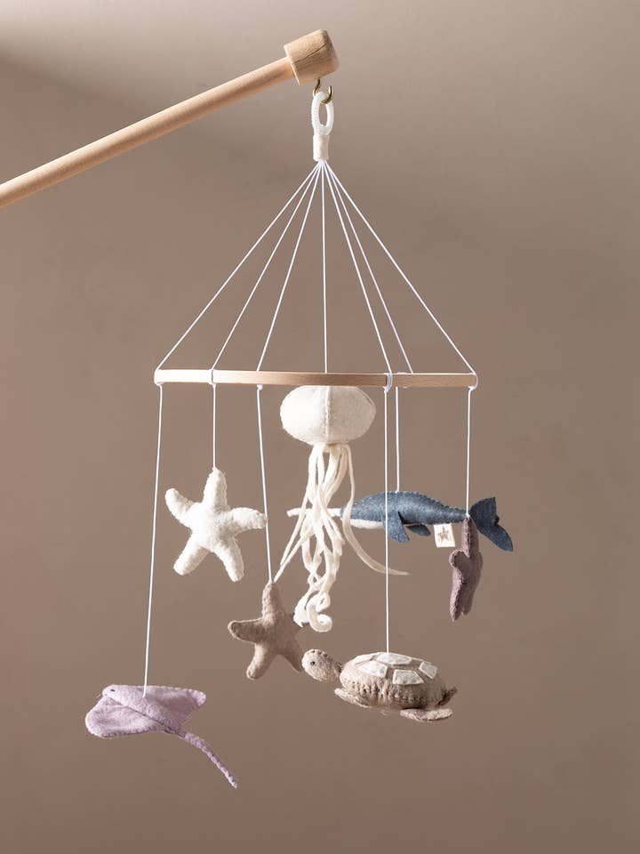 AMALIA móbile para bebê com peixes, tartaruga, águas-vivas e tema marinho por atacado de 2 Stories