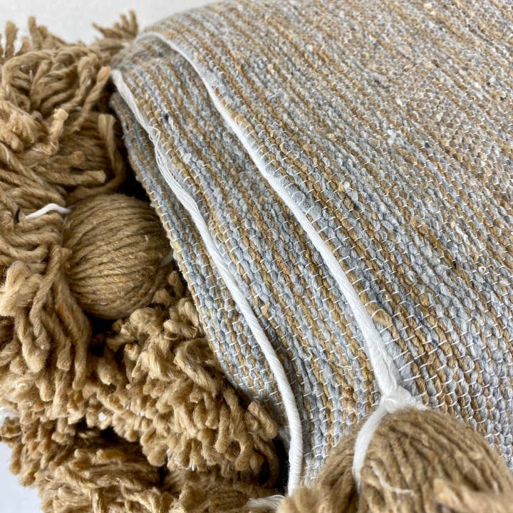 Eclectic Collective – Großhandel Überwurfdecke – Pom-Pom Decke in Tan/Grau4