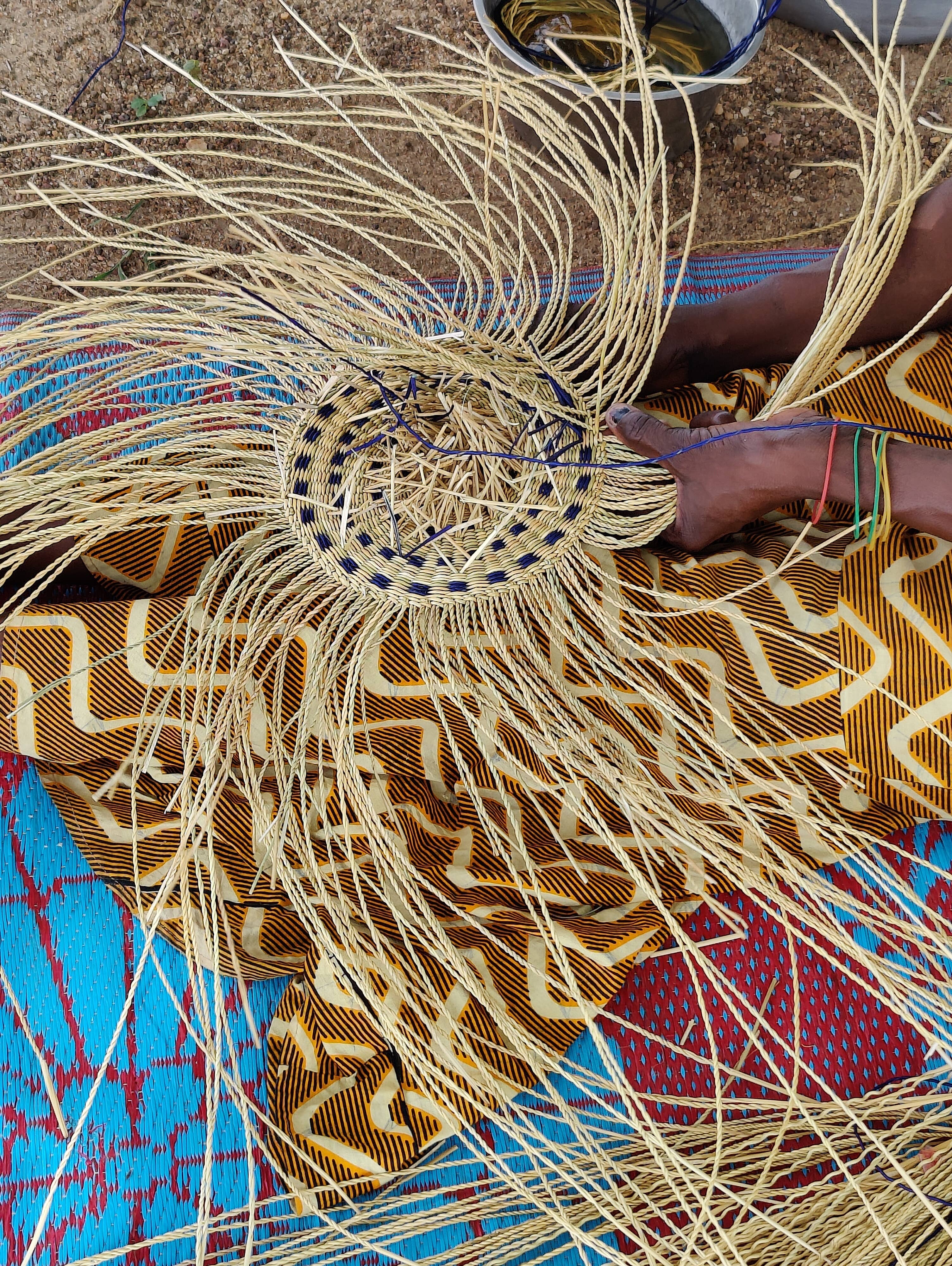 SOLOKO – wholesale Korg – Enyo flätad korg | Förvaringskorg | Handgjord i elefantgräs3