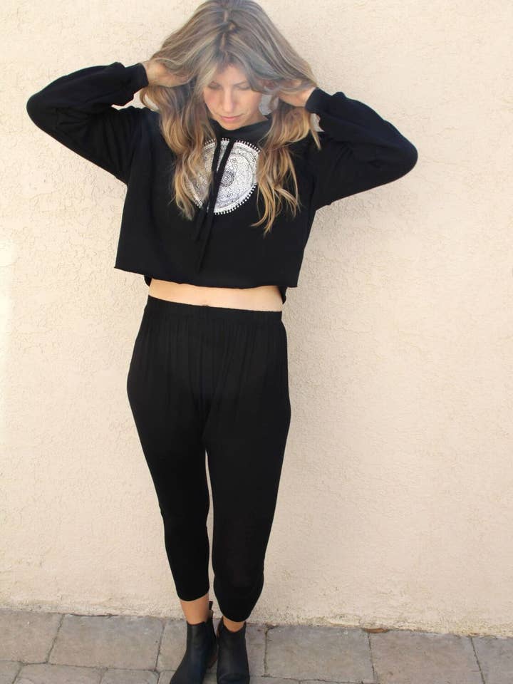 Mandala Crop Polaire Sweat à capuche pour la vente par Blonde Peacock