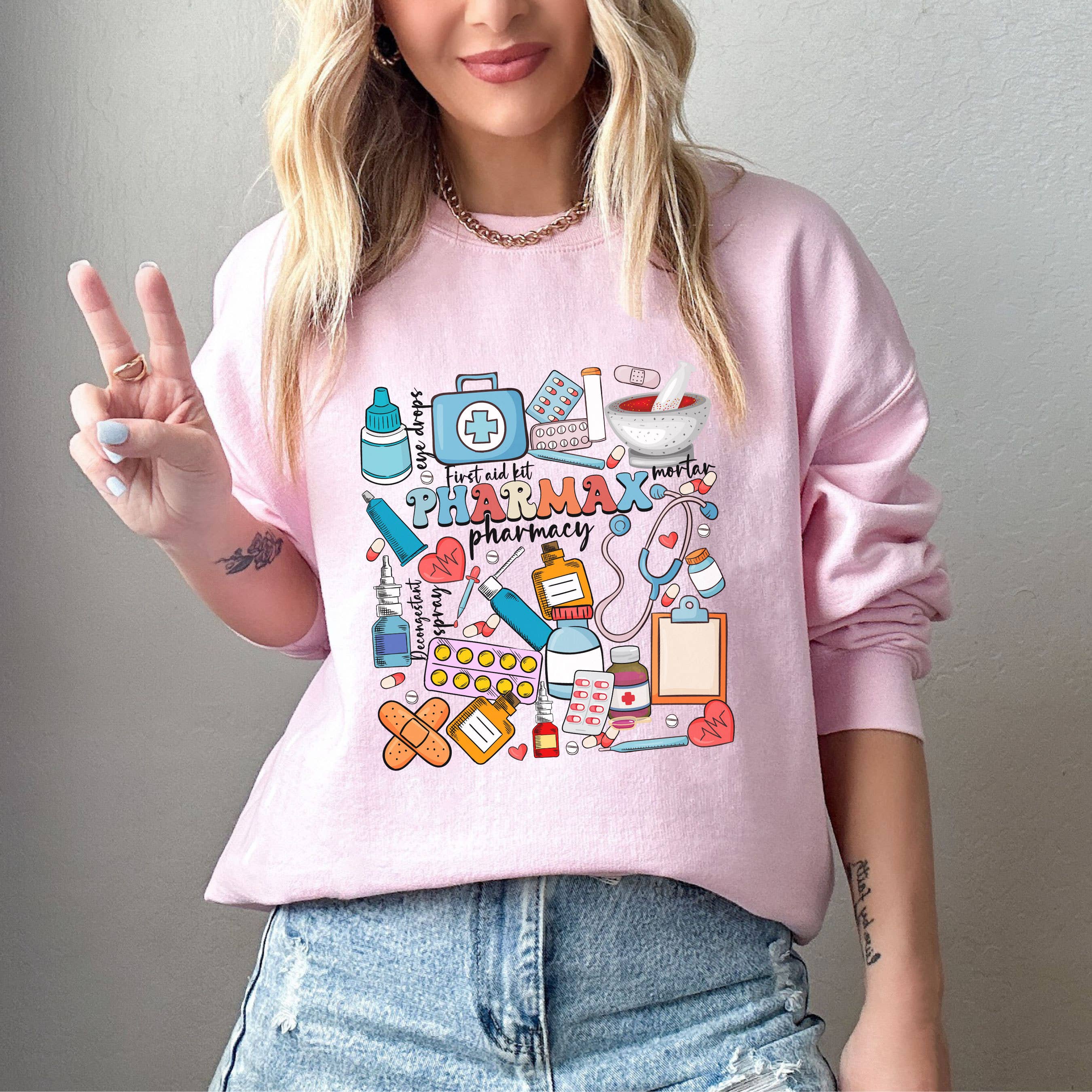 NVC Ecommerce LLC – Camisola gráfica - Mulher por atacado – Moletom divertido sobre a vida na farmácia para farmacêuticos1