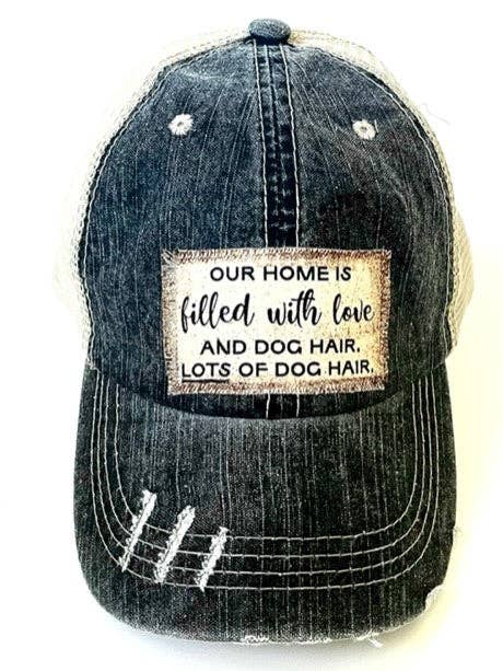 GORRA DE CAMIONERO DESGASTADA CON EL TEXTO «NUESTRA CASA ESTÁ LLENA DE AMOR Y PELO DE PERRO» (#414) para venta al por mayor de Jana's Flannels