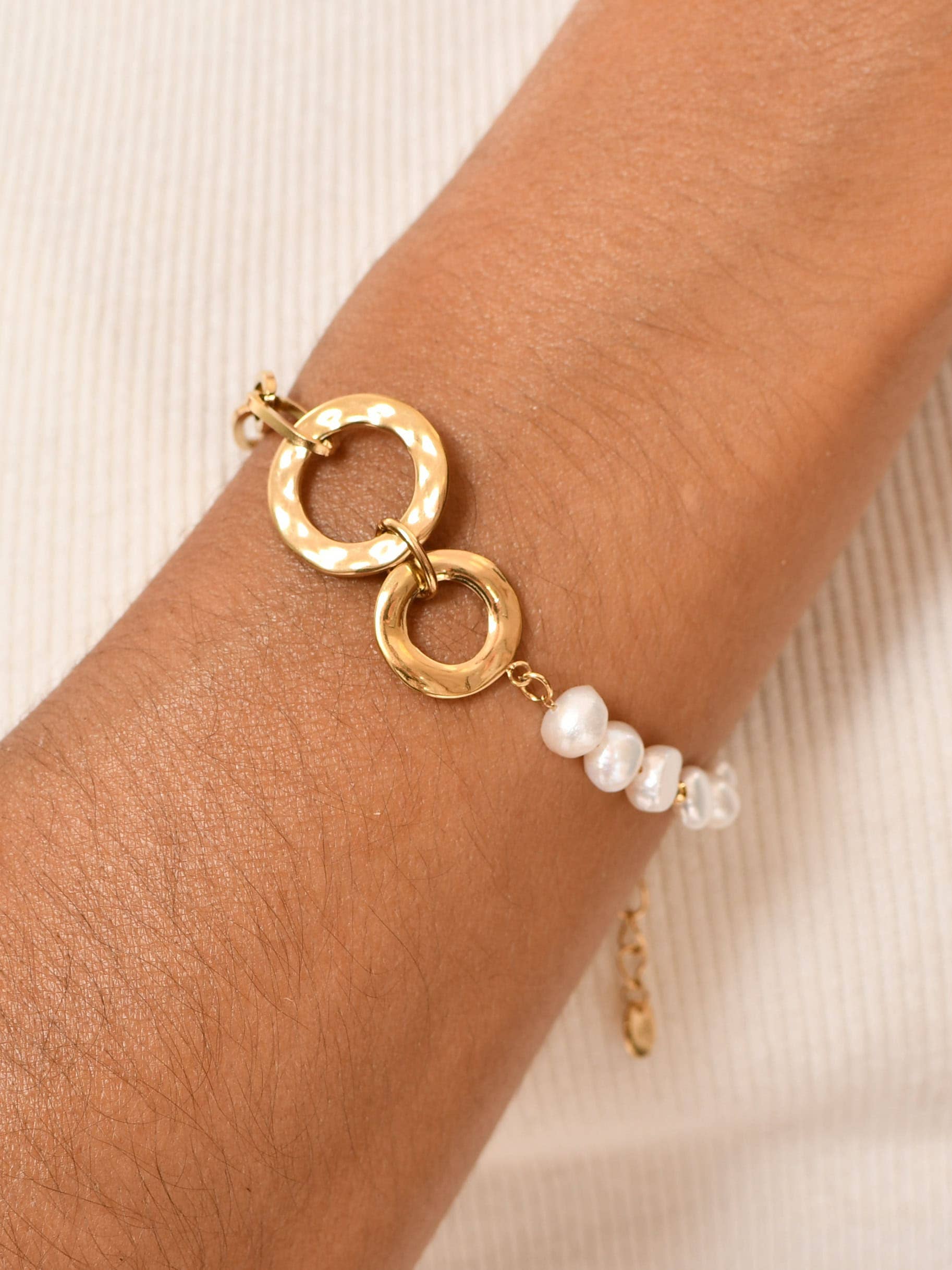 gold Stainless steel bracelet with natural pearls with links for wholesale on Faire0