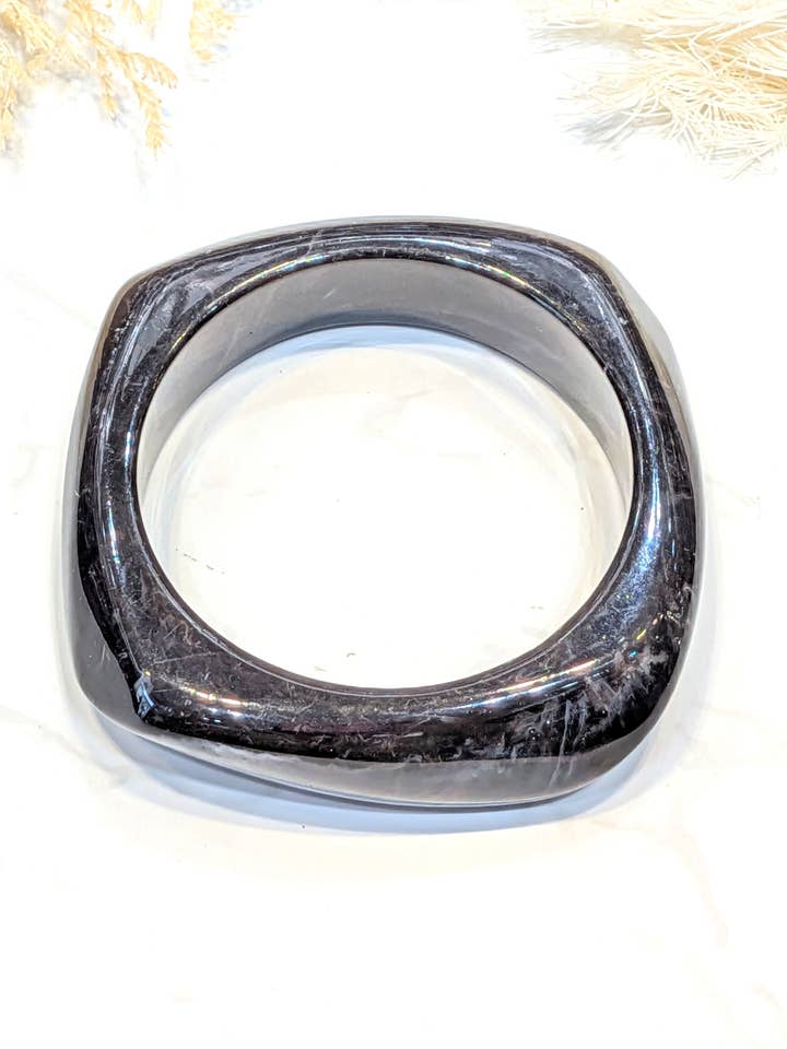 Saturn stiv armring i harpiks for engroshandel hos LOLO & YAYA