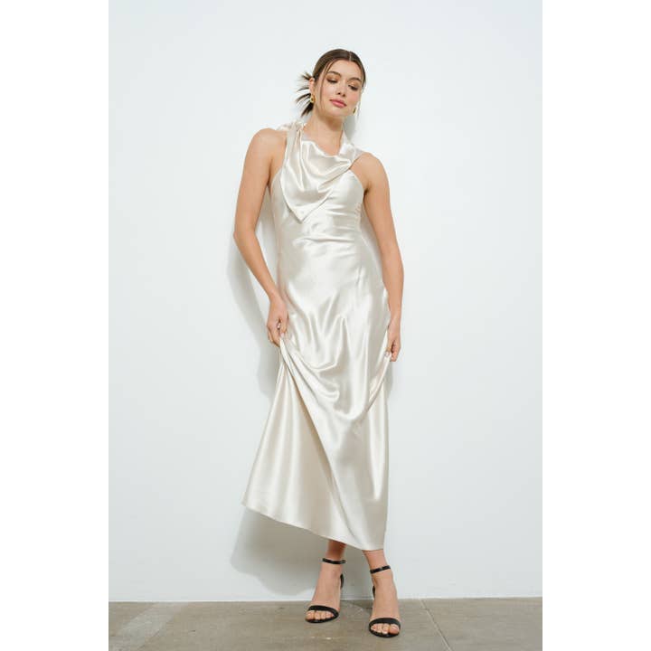 Elegant satin maxikjole med cowl halterneck for engroshandel hos INA