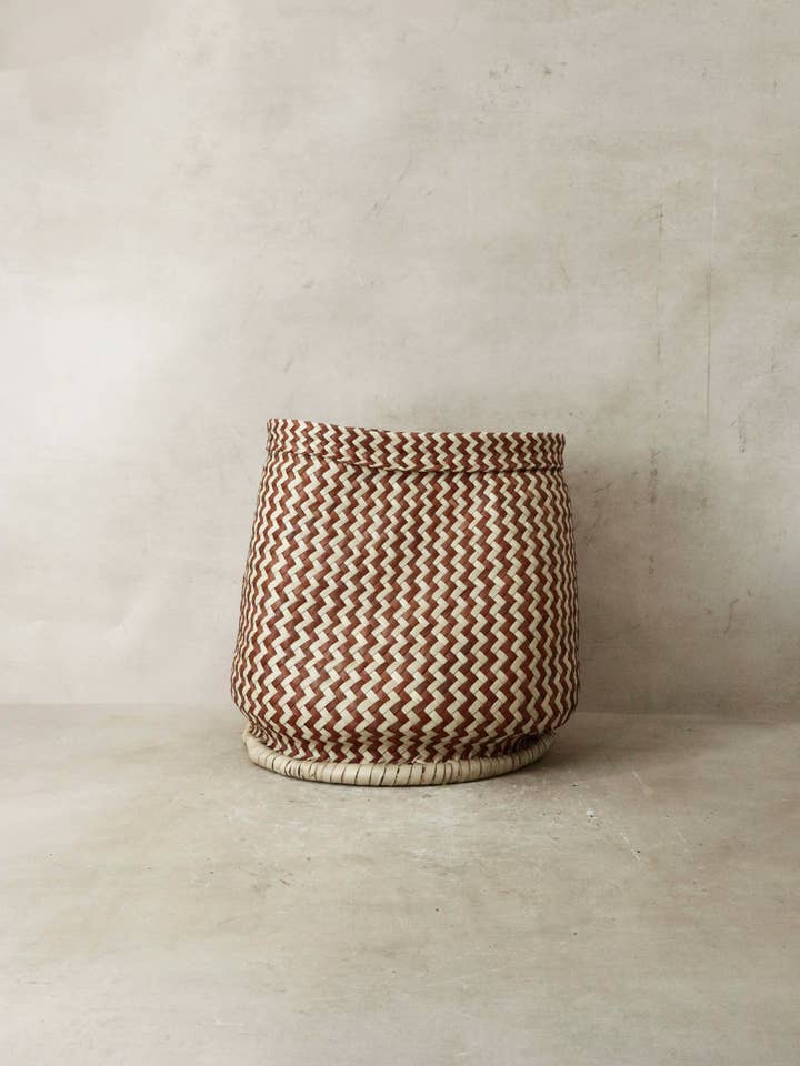 Cesto per fioriera intrecciato a zig zag marrone - Malawi - Z1 per la vendita all'ingrosso da parte di Botanical Boys