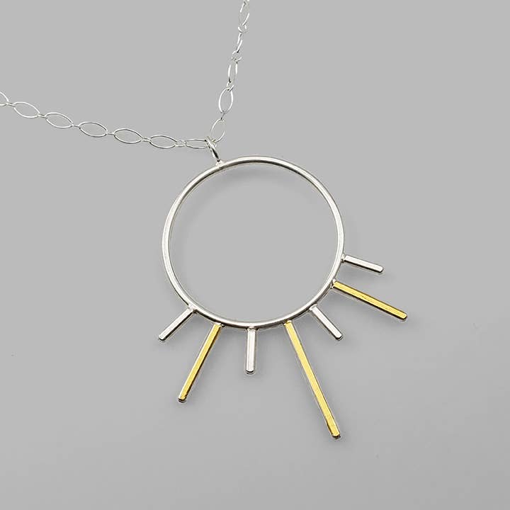 Minimalistisk håndlavet Ra-halskæde i blandet metal for engroshandel hos McKenzie Mendel Jewelry