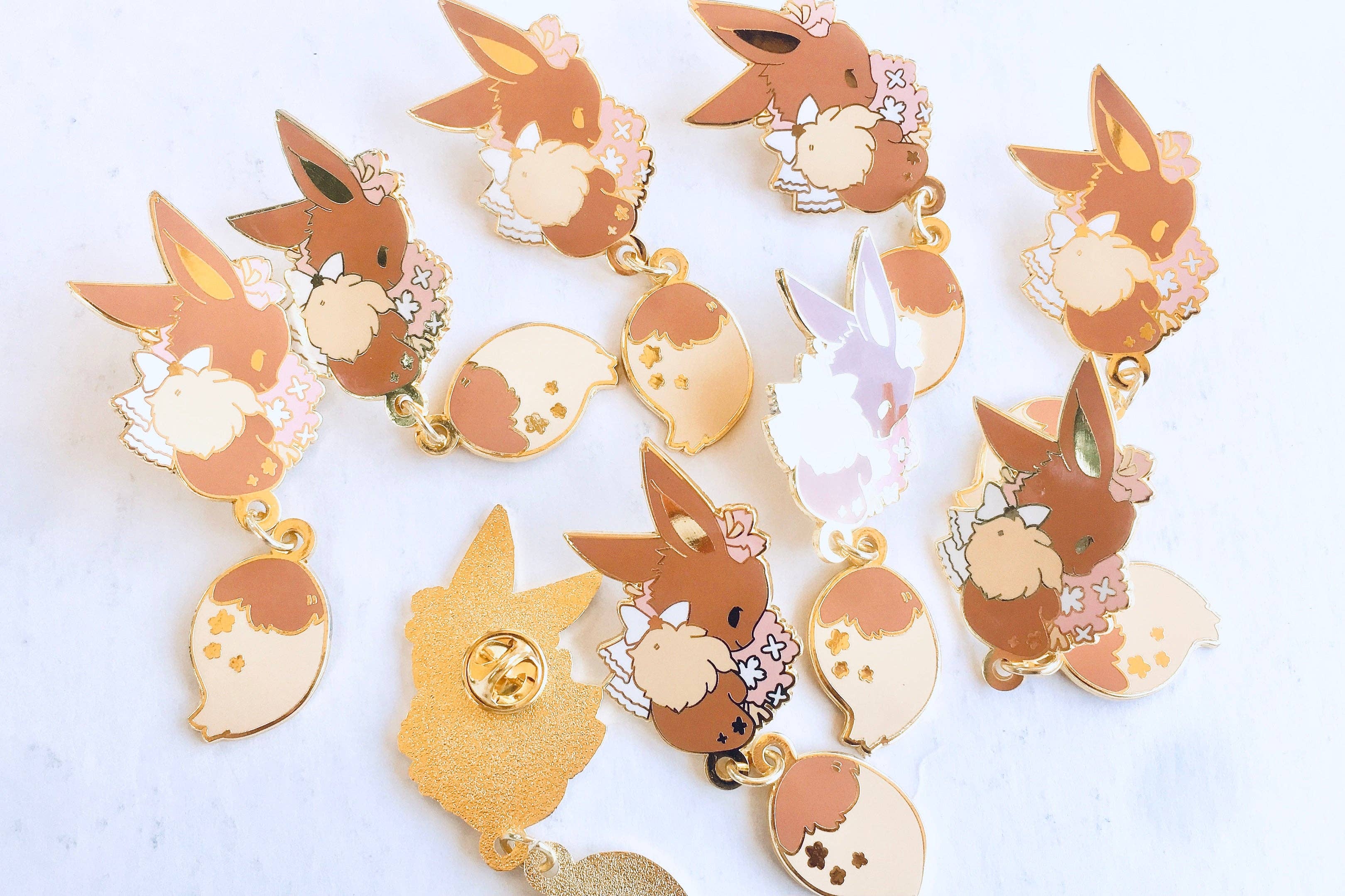 ToasterKiwi - Wholesale Lapel Pin/Button - Eevee Dangling Tail Enamel Pin 3.5"1