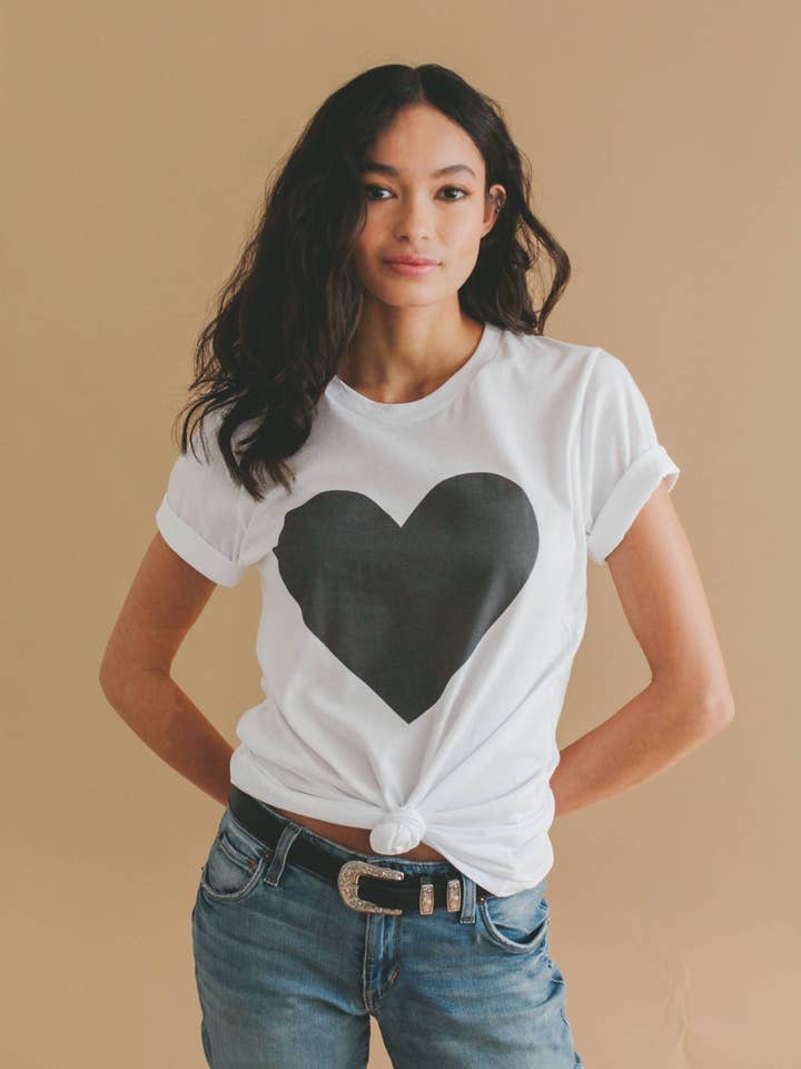 Rea - T-shirt med stort hjärta för wholesale av Joseph + Sue