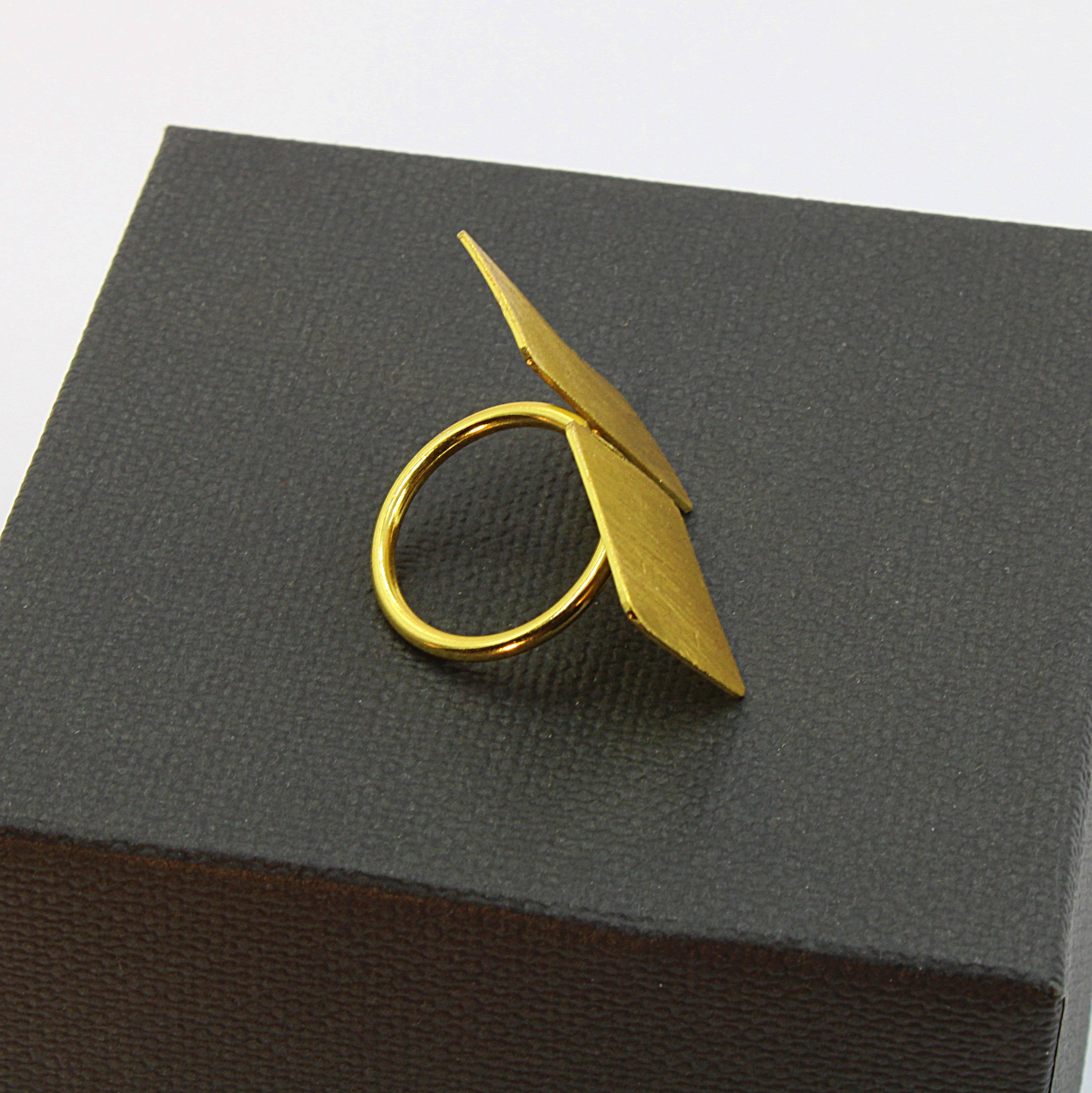 LA MAR - Vendita all'ingrosso Anelli cocktail/statement - Anello PIET placcato in oro - Design con carattere3