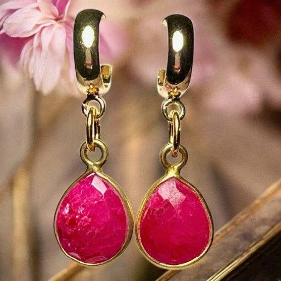 Orecchini "VALÉRIE" dorati oro fine Rubino grezzo per la vendita all'ingrosso da parte di TOURMALYN