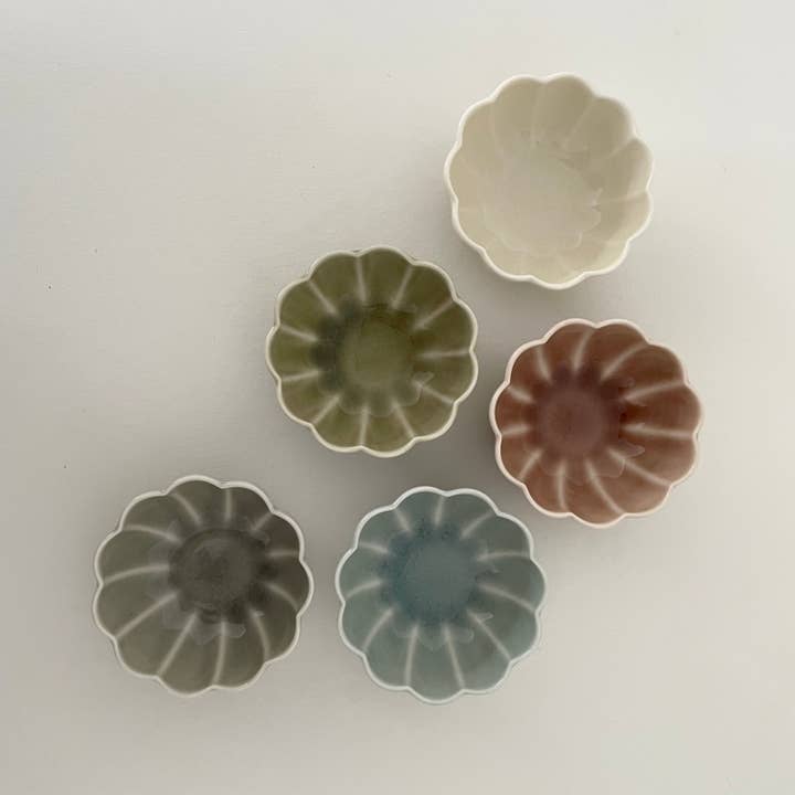 fort & field - Wholesale Decorative Plate/Dish/Bowl - 3" small ceramic pastel chrysanthemum shape Japanese dishes7