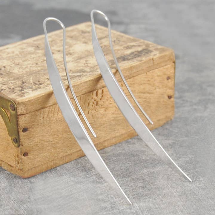 Boucles d'oreilles longues en argent Sail pour la vente par Otis Jaxon London
