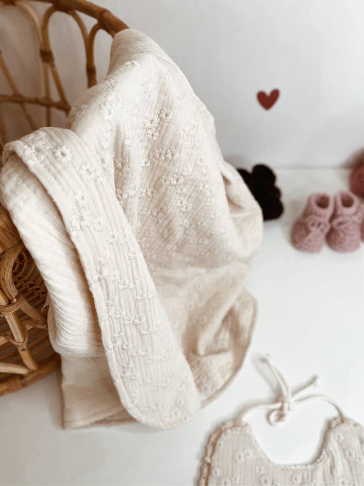 PETITE EvelinaApparel - Wholesale Bedding Blanket - Kids & Baby - Muslin Baby blanket / Embroidered flowers Ecru2