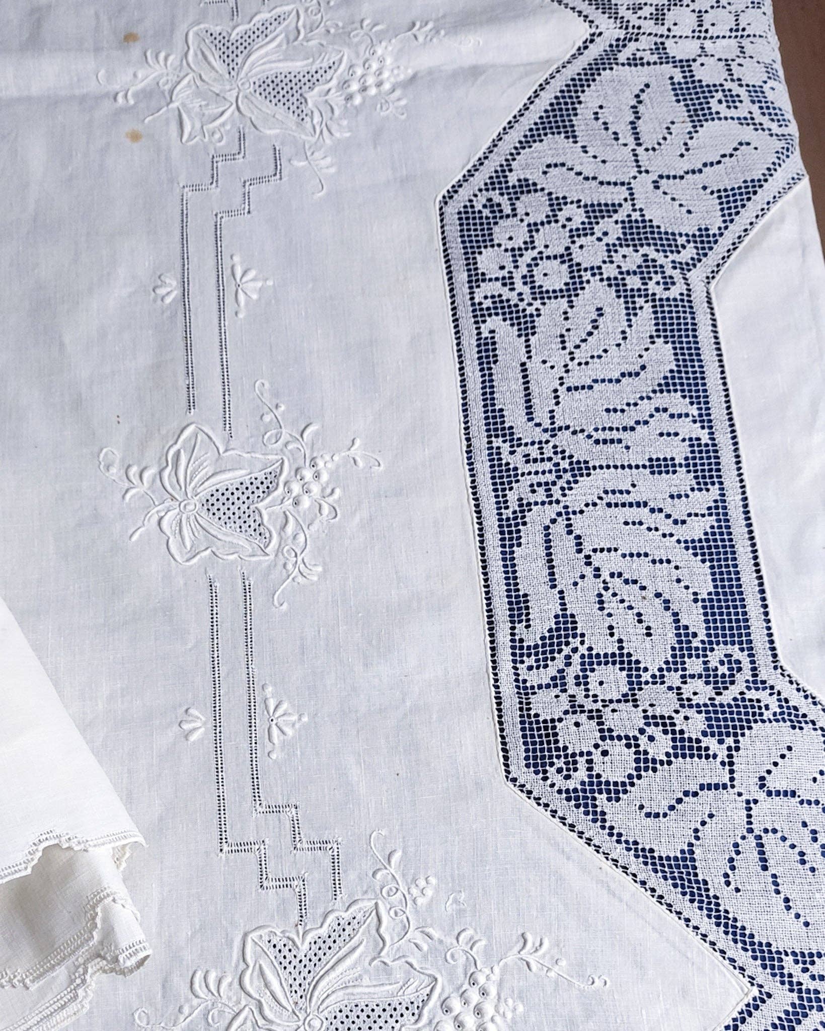 Heyfoo - Wholesale Tafelkleed - Met de hand geborduurde linnen tafellaken met filet en 12 servetten8