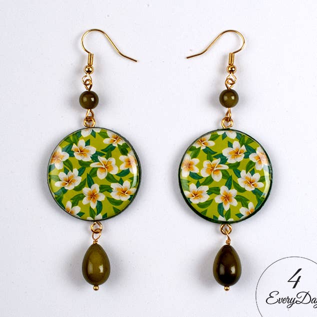 Handmade earrings in wood and resin with white flowers for wholesale by 4everyday Handmade