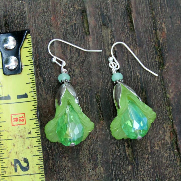 Bad Apple Designs - Vendita all'ingrosso Orecchini pendenti - Orecchini pendenti in cristallo con fiori in lucite d'argento fatti a mano7